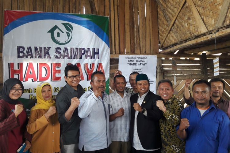 Para pengurus Bank Sampah Hade Jaya saat dikunjungi Wakil Gubernur Jawa Barat Uu Ruzhamul Ulum, Minggu (22/09/2019)