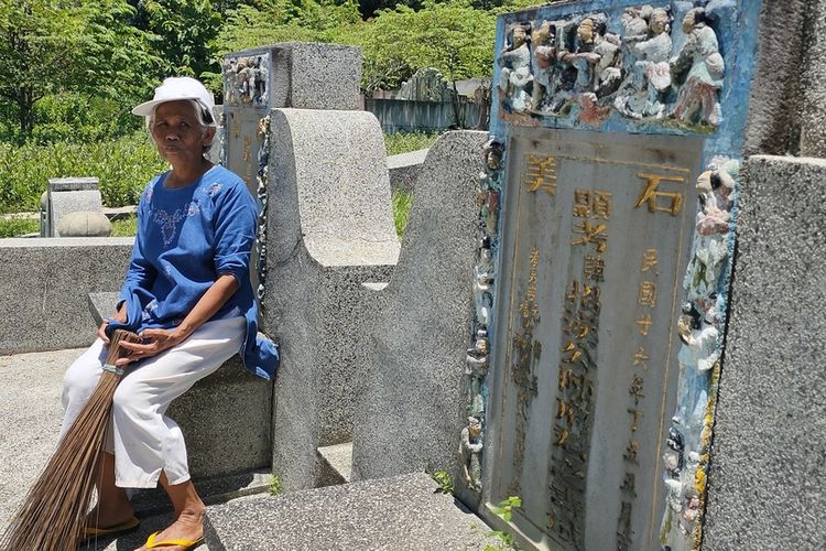 Samiyem (58) sehabis menyapu salah satu bong keluarga Tionghoa di pemakaman Cina pada pedukuhan tegallembut, Kalurahan Giripeni, Kulon Progo, Daerah Istimewa Yogyakarta.