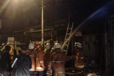 Ruko Konveksi dan Rumah Warga Terbakar di Jembatan Lima