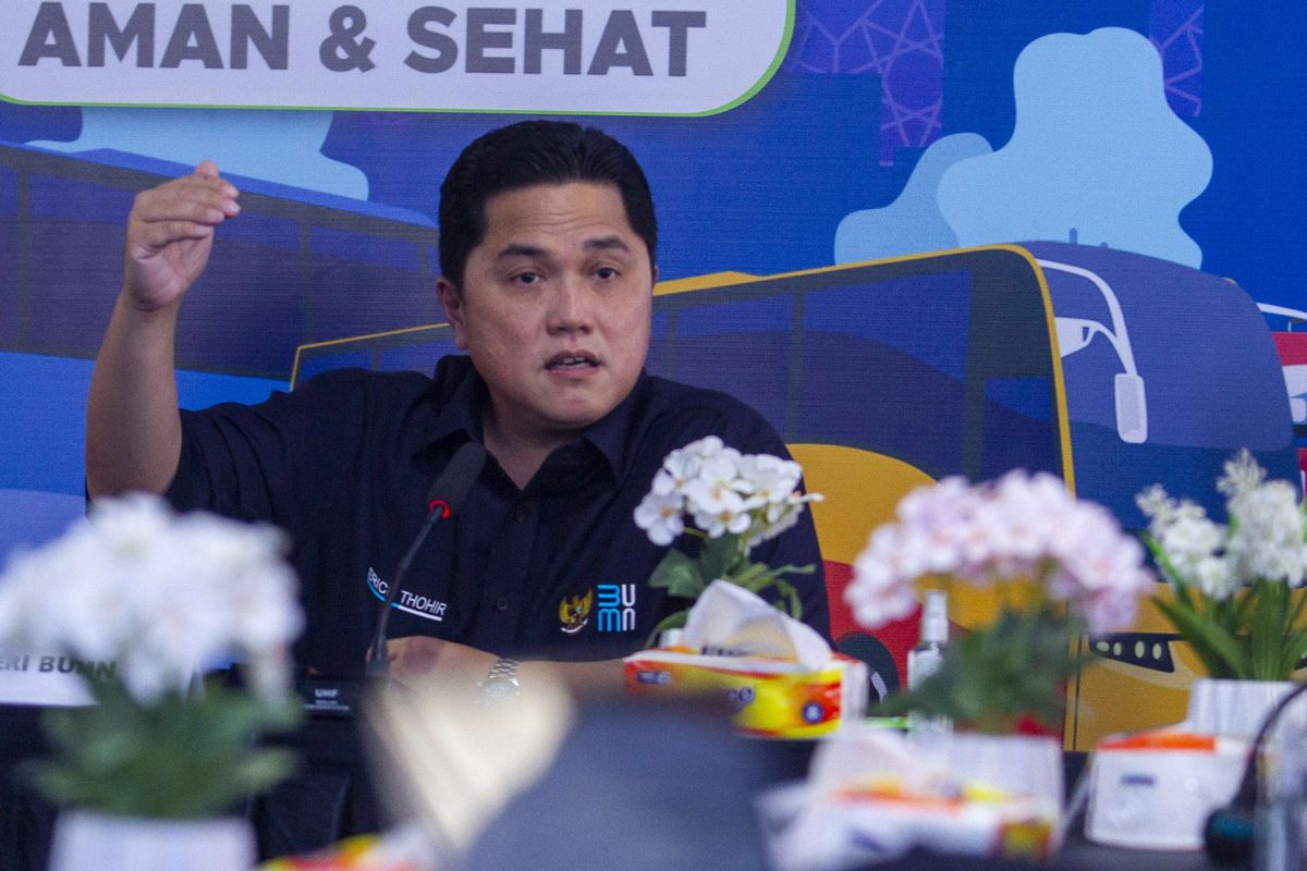 Menteri BUMN Erick Thohir memberikan pengarahan saat melakukan kunjungan kerja di Posko Pelayanan dan Monitoring Mudik, Purwakarta, Jawa Barat, Sabtu (30/4/2022). Kunjungan tersebut bertujuan untuk memberikan dukungan moral kepada semua petugas gabungan yang bekerja 24 jam memastikan arus mudik berjalan aman dan sehat.