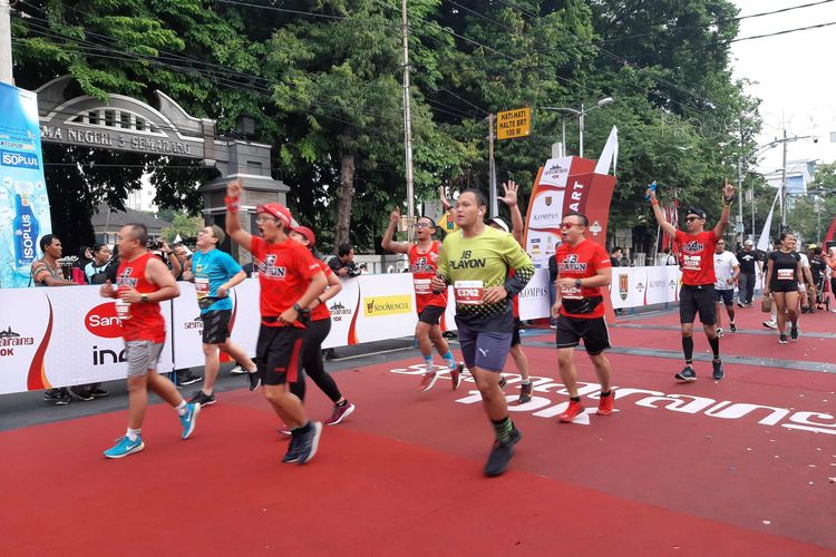 Gelaran lomba lari Semarang 10K di depan Balai Kota Semarang, Minggu (15/12/2019)