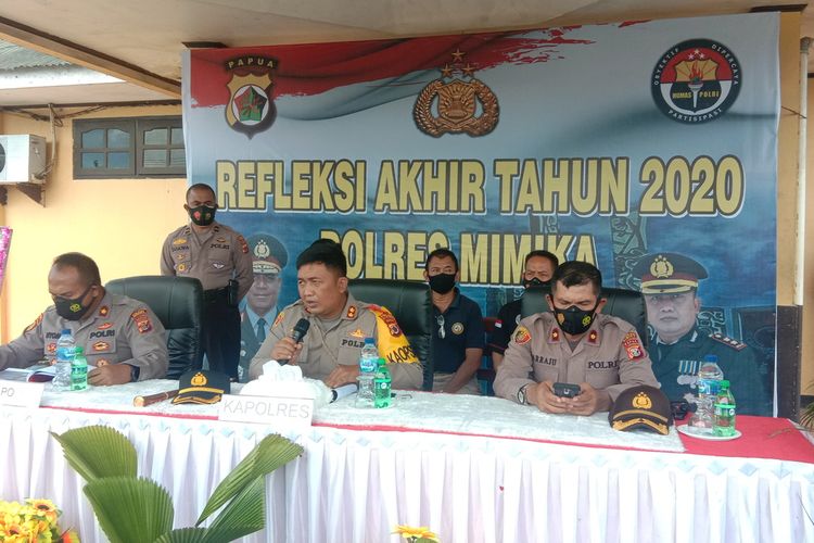 Kapolres Mimika AKBP I Gusti Gde Era Adhinata saat menggelar konfrensi pers akhir tahun 2020, Kamis (31/12/2020)