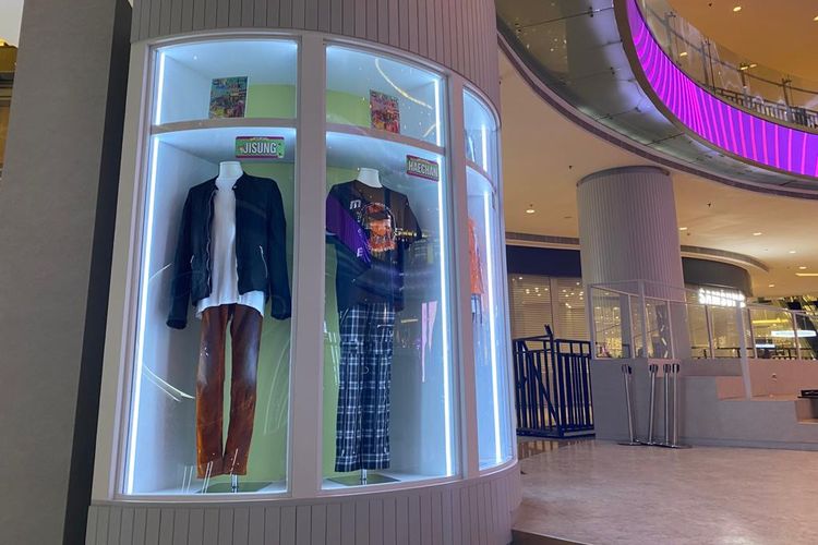 Star Gallery berupa dinding kaca berisi official merchandise dan pakaian asli para idola K-Pop, untuk meramaikan Korea 360 di Lotte Shopping Avenue, Jakarta Selatan. 