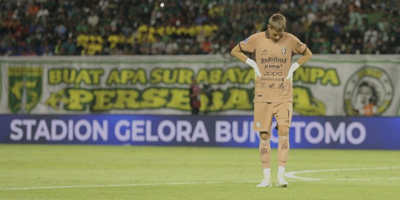 Ekspresi Kiper Bali United, Mike Hauptmeijer, dalam laga pekan ketiga Super League 2025-2026 antara Persebaya vs Bali United di Stadion Gelora Bung Tomo, Surabaya, Sabtu (23/8/2025).