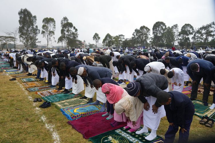 Umat Muslim berkumpul untuk salat Idul Adha, atau Hari Raya Kurban, yang memperingati iman Nabi Ibrahim, di Nairobi, Kenya, Sabtu, 9 Juli 2022. 