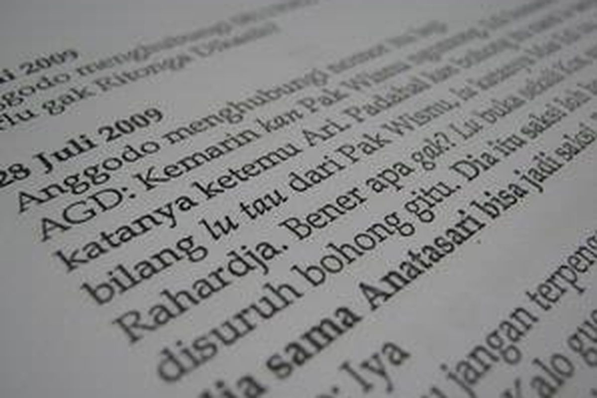 Transkrip rekaman pembicaraan telepon Anggodo Widjojo dengan sejumlah aparat penegak hukum.