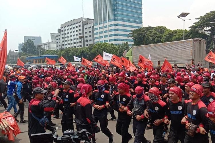 Ribuan anggota Partai Buruh dan sejumlah serikat buruh berunjuk rasa di di depan Gedung DPR MPR RI, Jakarta Pusat, Senin (13/3/2023)