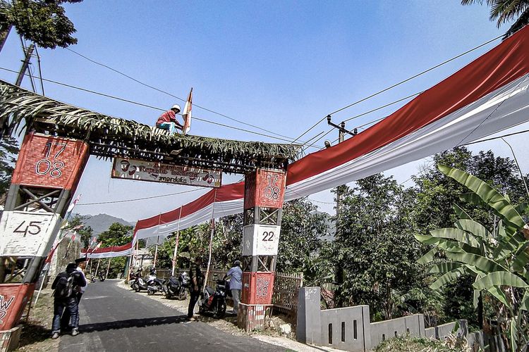 Bendera merah putih sepanjang 1,3 kilometer membentang di Desa Cikadu, Kecamatan Sindangkerta, Kabupaten Bandung Barat (KBB), Jawa Barat.