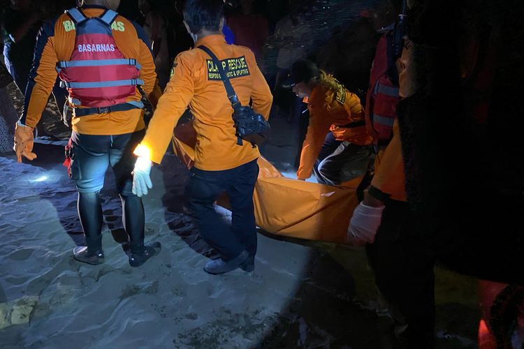 Evakuasi korban tenggelam di Pantai Sidaurip, Kecamatan Binangun, Kabupaten Cilacap, Jawa Tengah, Selasa (27/2/2024) malam.