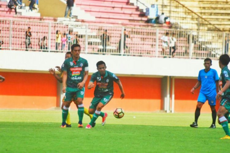 Pemain PSS Sleman saat membawa bola kala berhadapan dengan Bhayangkara FC dalam laga uji coba yang digelar di Stadion Maguwoharjo, Sleman.