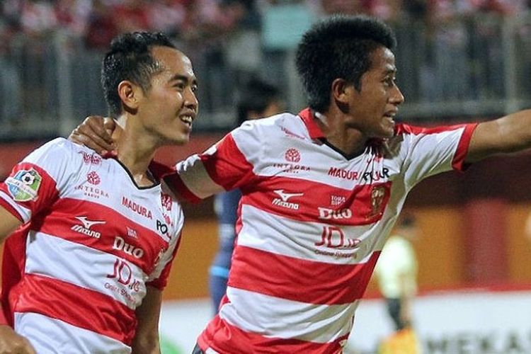 Gelandang Madura United, Slamet Nurcahyono (kiri), merayakan gol bersama rekan setimnya, Bayu Gatra, usai mencetak gol ke gawang Arema FC dalam laga pekan ke-23 Liga 1 di Stadion Ratu Pamelingan, Pamekasan, Minggu (10/9/2017).