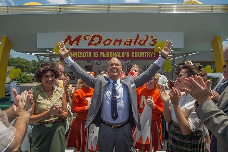 Michael Keaton dalam film biografi The Founder (2016).