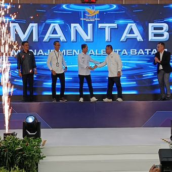 Kepala BP Batam Amsakar Achmad berjabat tangan dengan Deputi Bidang Investasi BP Batam paska peluncuran aplikasi MANTAB di Balairungsari BP Batam, Senin (8/12/2025)