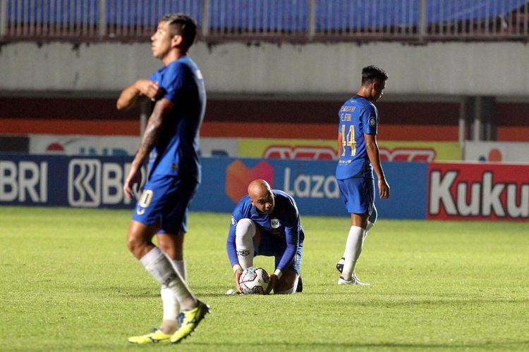 Pemain PSIS Semarang Bruno Silva bersiap melakukan tendangan bebas saat pertandingan melawan PSM Makassar pada pekan ke-13 Liga 1 2021-2022 yang berakhir dengan skor 1-0 di Stadion Maguwoharjo Sleman, Senin (22/11/2021) malam.