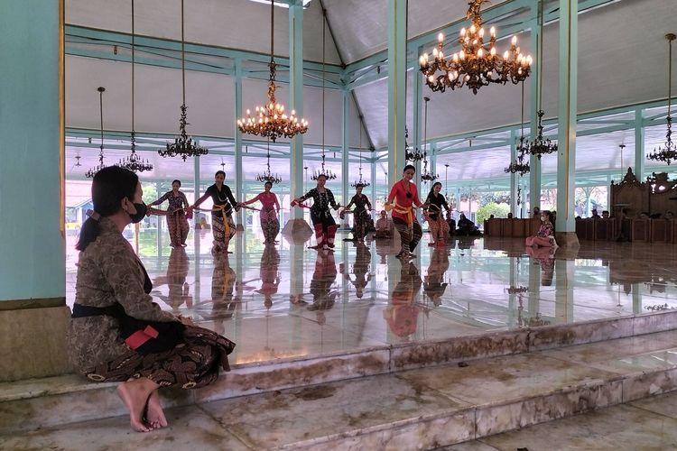 Para Penari Melakukan Latihan Tari Bedhaya Anglir Mendung, di Puro Mangkunegaran, Rabu (2/2/2022).