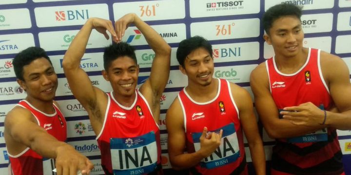 Tim estafet putra Indonesia nomor 4 x 100 meter Asian Games 2018 berpose di area mixed zone Stadion Utama Gelora Bung Karno, Senayan, Jakarta, seusai menuntaskan babak kualifikasi pada Rabu (29/8/2018) malam.