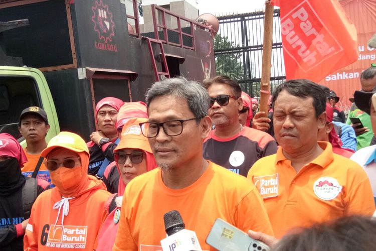 Ketua Mahkamah Partai Buruh Riden Hartam Aziz mengajak buruh seluruh Indonesia untuk mogok kerja jika Perppu Cipta Kerja tidak dicabut hingga May Day 2023, Senin, (13/3/2023).