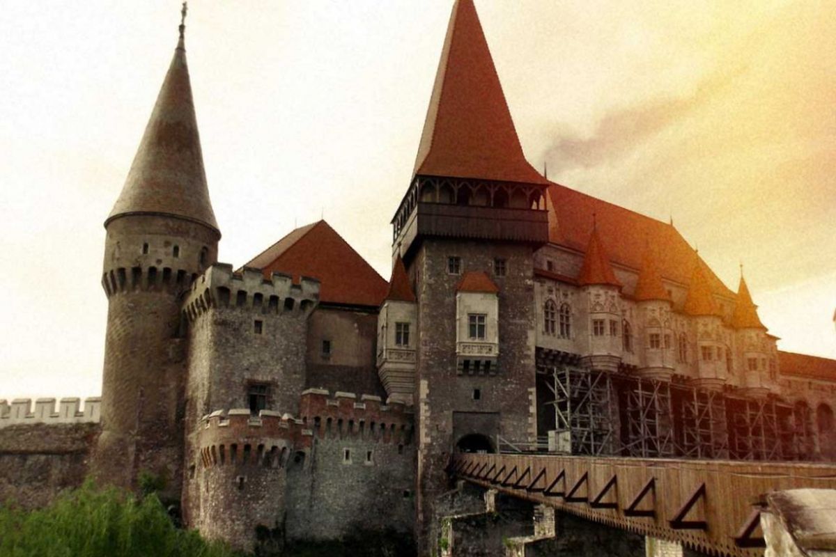 Corvin Castle menjadi lokasi shooting film The Nun karya sutradara Corin Hardy.