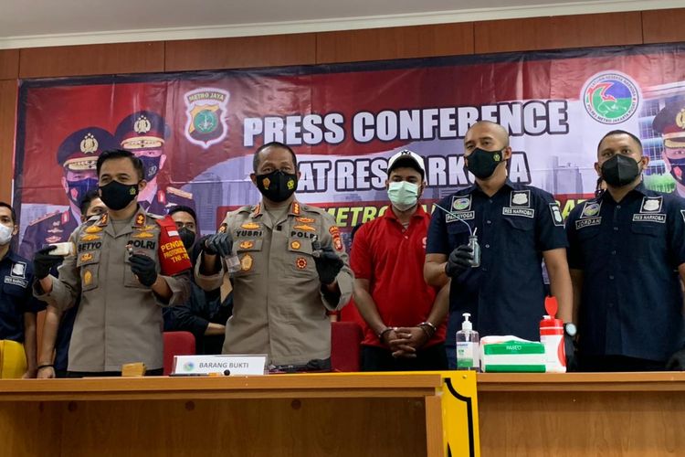 Rio Reifan (berbaju merah) saat konferensi pers kasus penangkapannya terkait narkoba di Polres Metro Jakarta Pusat, Rabu (21/4/2021).