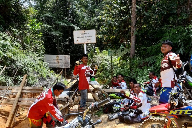 Sejumlah anggota NTC yang beristirahat di sekitar patok batas RI - Malaysia setelah menempuh medan terjal perbukitan sepanjang 70 km dalam rangka menyambut HUT RI 75 (Ical NTC)