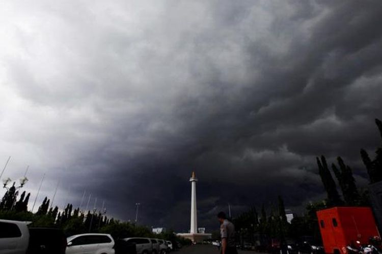 Awan pekat bergerak menuju arah utara Jakarta terlihat dari Monumen Nasional, Rabu (23/1/2013). Curah hujan yang diperkirakan masih cukup tinggi mendasari gagasan pemerintah DKI untuk mengusulkan rekayasa cuaca agar hujan lebih banyak turun di laut.

