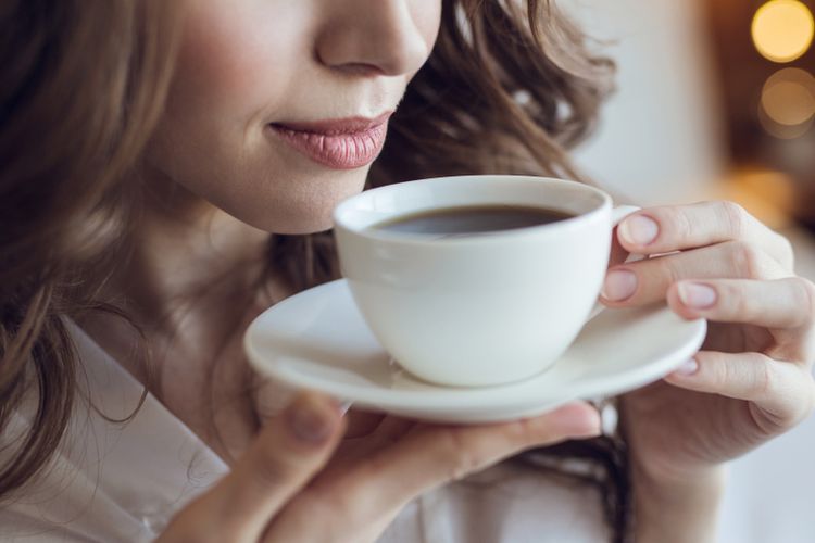 Kafein menyebabkan ketagihan karena zat ini memengaruhi otak manusia, dengan meningkatnya adenosin dan pelepasan dopamin.