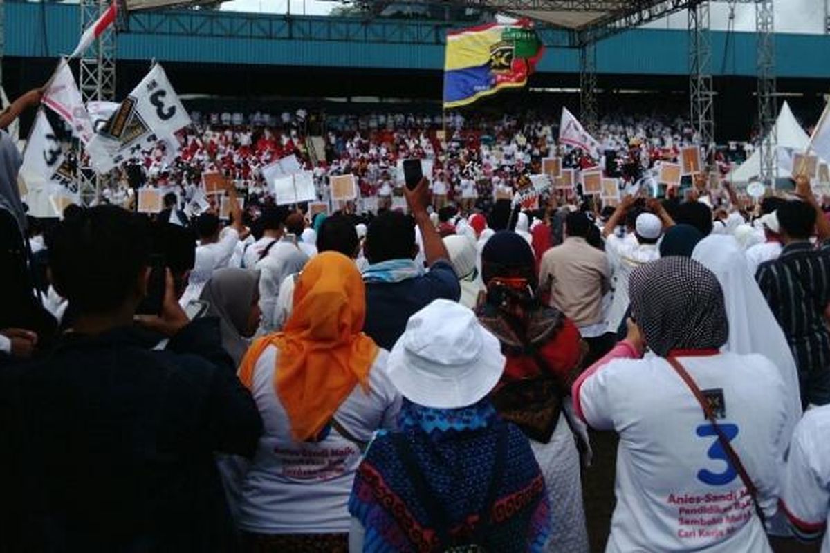 ???Para pendukung pasangan calon gubernur dan calon wakil gubernur DKI Jakarta nomor pemilihan tiga, Anies Baswedan dan Sandiaga Uno, berkumpul dalam rangka kampanye akbar di Stadion Soemantri Brodjonegoro, di Kuningan, Jakarta Selatan, Minggu (29/1/2017)