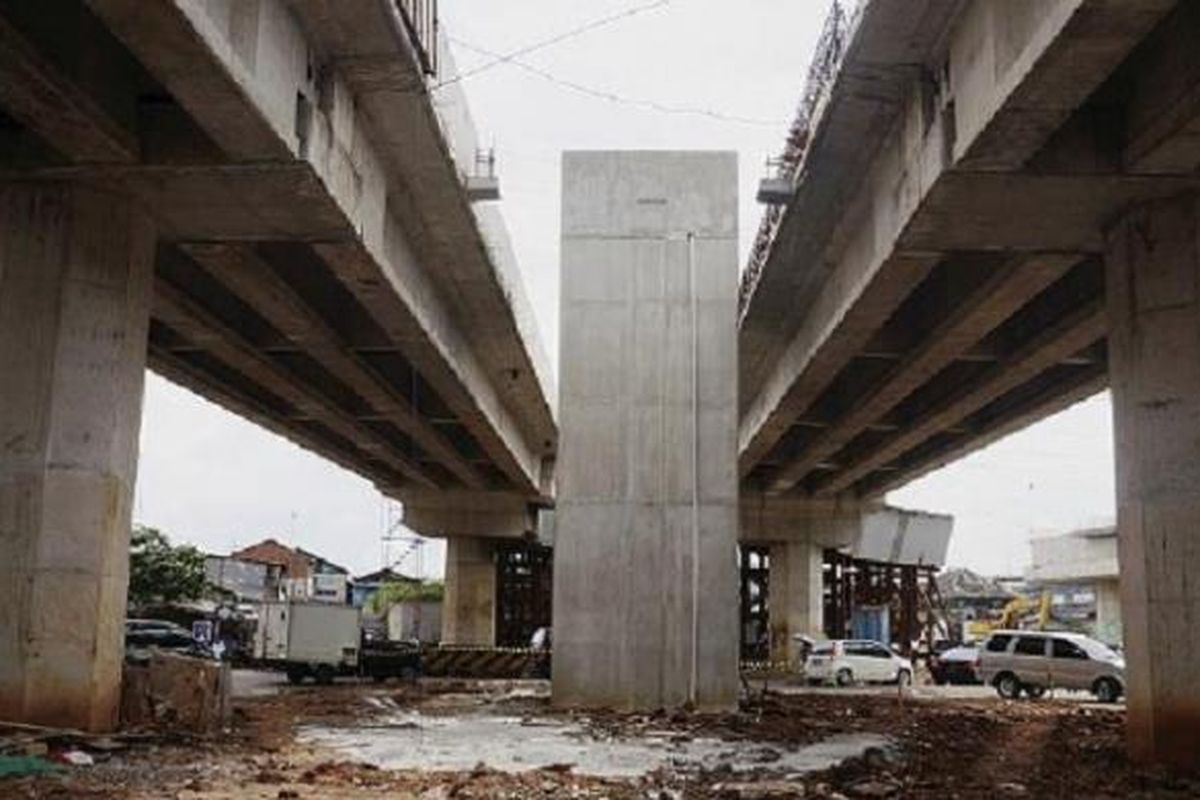 Proyek pembangunan salah satu bagian enam ruas tol, yaitu Sunter-Pulo Gebang, di Kelapa Gading, Jakarta Utara, Kamis (24/11). Tujuh pilar telah terbangun berdekatan dengan jalan layang yang juga tengah dibangun. Pembangunan tol ini dulu dikritik karena tidak menyelesaikan masalah utama kemacetan. 