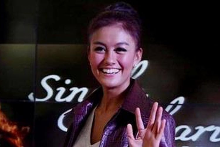 Penyanyi Agnes Monica saat konferensi pers mengenai kompetisi "Dance Like Agnes" yang mendapatkan rekor Muri di Hotel The Ritz Carlton, SCBD, Jakarta Selatan, Selasa (13/11/2012). (Tribun Jakarta/Jeprima)