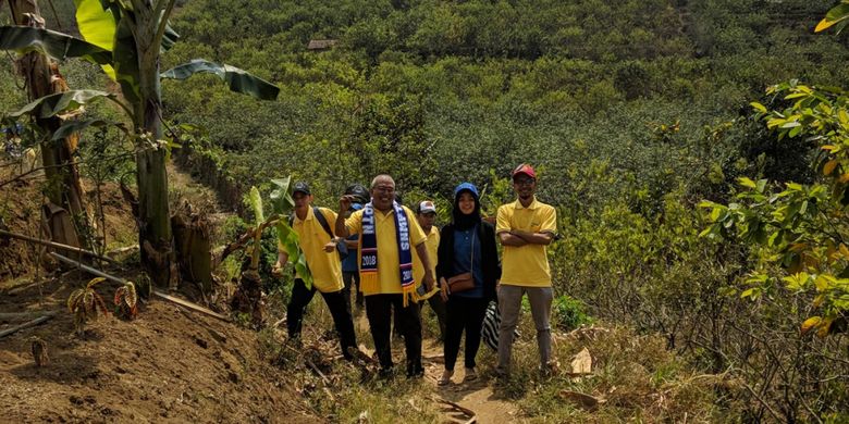 Wisatawan berfoto usai memanen buah apel di Desa Sumber Kondo, Kecamatan Bumi Aji, Kota Batu, Jawa Timur, Sabtu (20/10/2018).