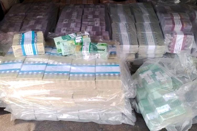 Uang pecahan baru sebanyak Rp. 5 Miliar, diamankan petugas ke Mapolres Kota Mojokerto, Jawa Timur.