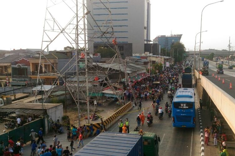 Keramaian warga yang menonton evakuasi Agustinus Woro (48) dari menara SUTT di Plumpang, Jakarta Utara, Jumat (18/8/2017).