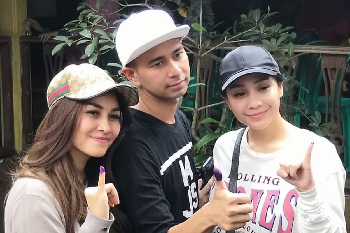 Raffi Ahmad bersama istrinya Nagita Slavina dan adiknya, Nisya Ahmad usai mencoblos di TPS 06, di kawasan Cinere, Depok Jawa Barat, (Rabu (17/4/2019).