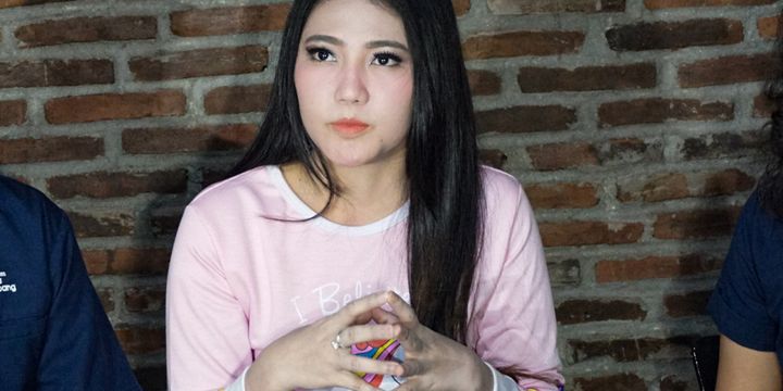Penyanyi dangdut Via Vallen saat diabadikan dalam jumpa pers peluncuran single terbarunya berjudul Meraih Bintang di studio Toha, Ciputat, Tangerang Selatan, Rabu (6/6/2018).