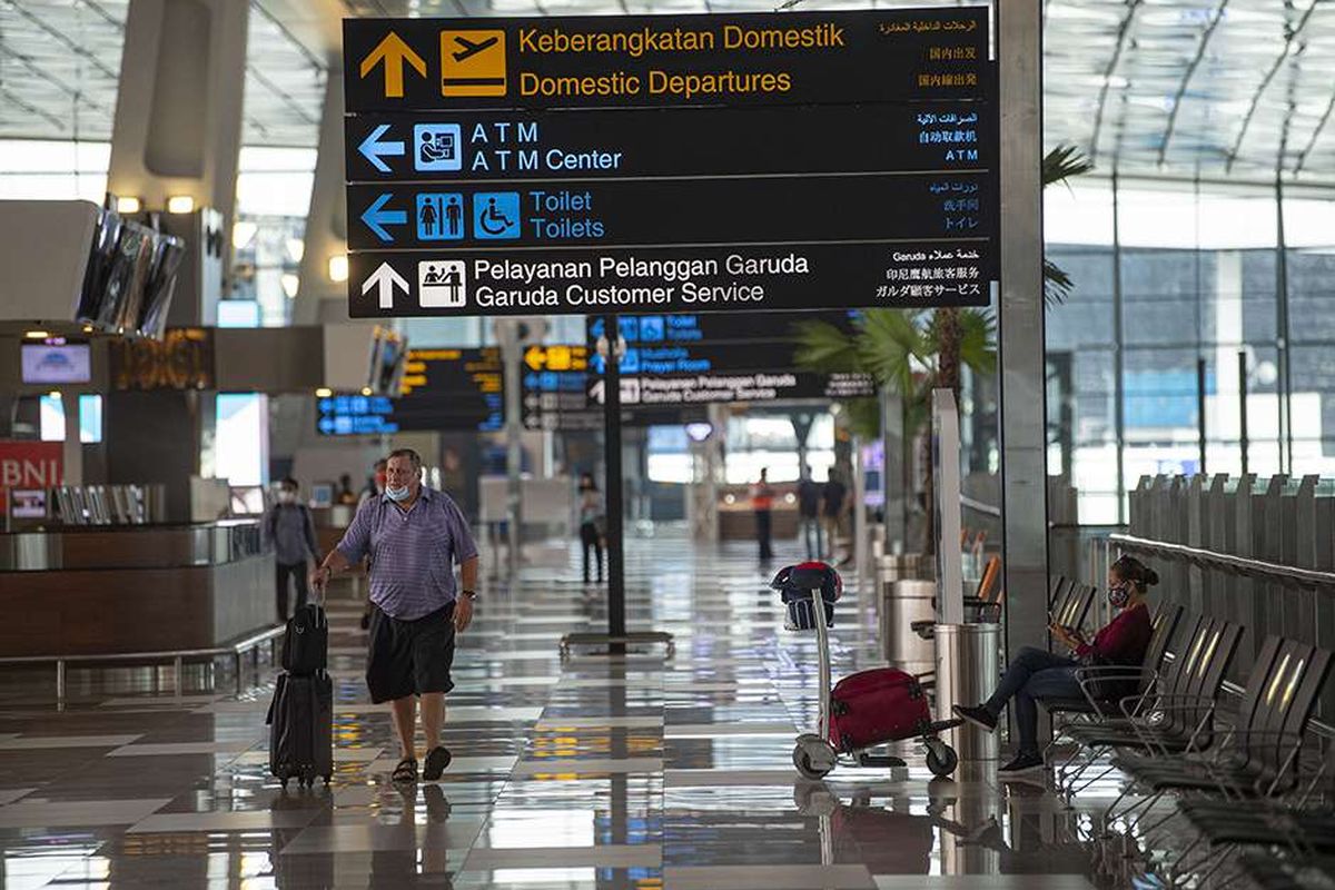 Calon penumpang berjalan di Terminal 3 Bandara Internasional Soekarno-Hatta, Tangerang, Banten, Kamis (9/7/2020). 