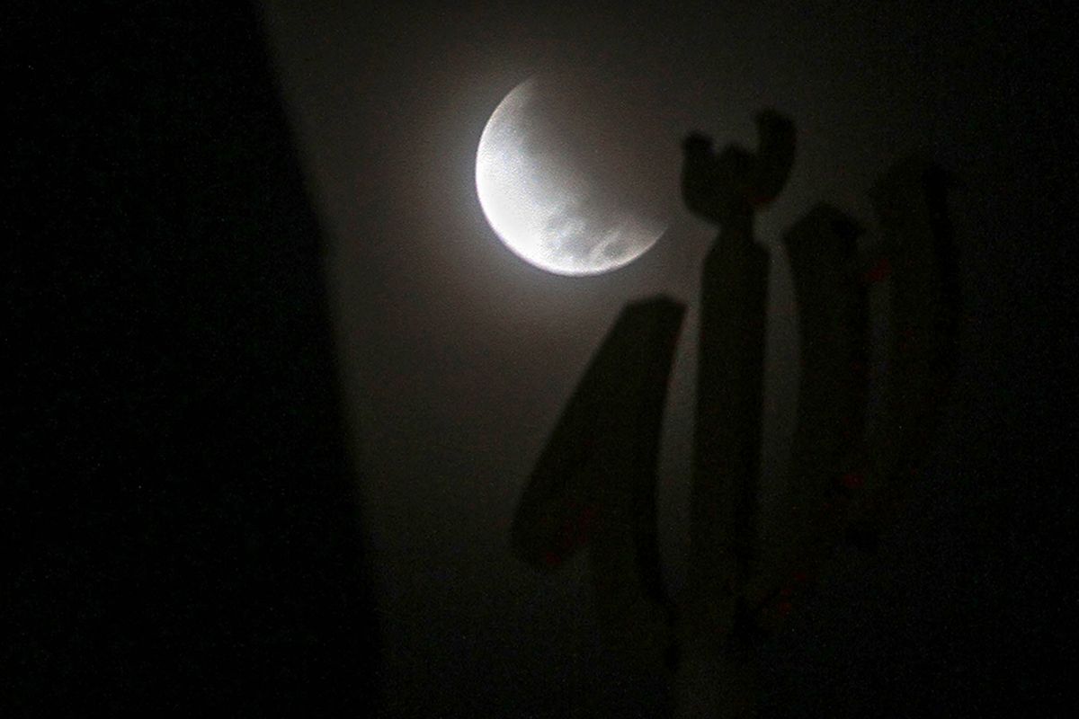 Fenomena gerhana bulan sebagian (parsial) terlihat di Kota Pekanbaru, Riau, Rabu (17/07/2019). Fase awal hingga akhir gerhana bulan parsial tersebut dapat diamati dengan lama waktu dua jam 58 menit.