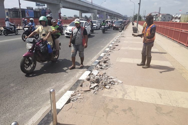 33 tiang pembatas marka jalan di atas Jembatan Ampera Palembang yang rusak lantaran diduga dicuri oleh orang tak bertanggung jawab, Senin (10/8/2020).