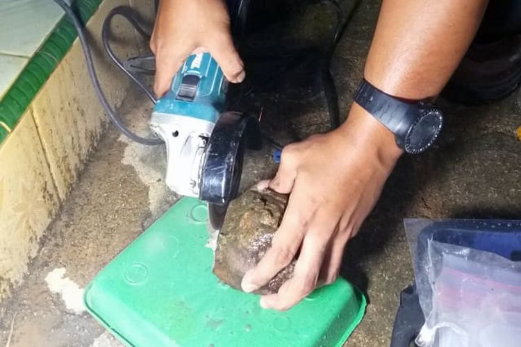 Los investigadores de Itera Lampung tomaron muestras de meteoritos en Central Lampung el viernes (29/1/2021) por la noche.  Los investigadores confirmaron que la roca era una pieza de meteorito. 