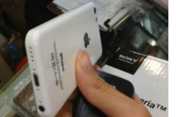 Foto iPhone murah dengan sertifikasi FCC di bagian belakang