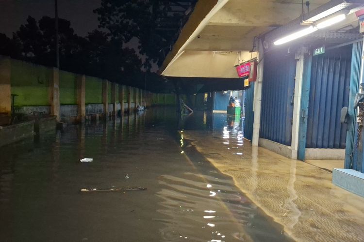 Pedagang Pasar Cipulir Selalu Waswas Saat Hujan, Banjir Kerap Rendam Barang Dagangan