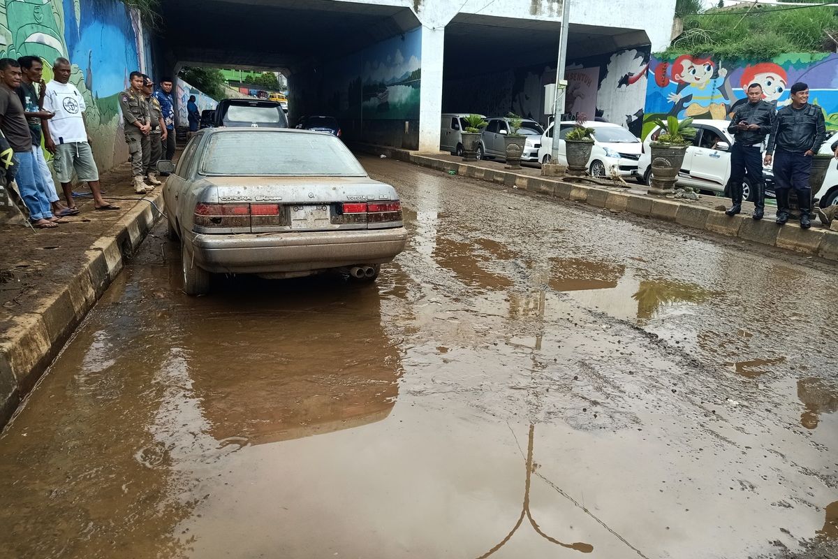 Dampak banjir yang disebabkan oleh proyek kereta api cepat di Kampung Lebaksari, Desa Mekarsari, Kecamatan Ngamprah, Kabupaten Bandung Barat. Banjir terjadi karena aliran Sungai Ciburandul dibelokkan untuk kepentingan proyek kereta api cepat Jakarta-Bandung.