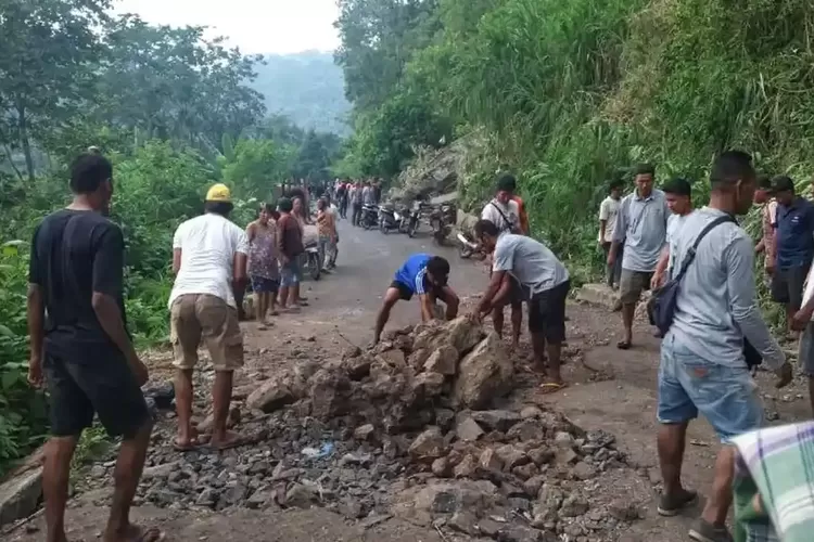 Pulang Cari Beras di Pasar Usai Gempa, Warga Desa Selalejo Terjebak Longsor di Jalan Desa Ua
