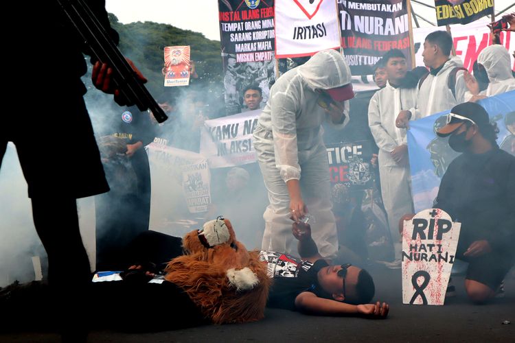 Teaterikal suporter Arema FC, Aremania saat melakukan aksi damai Tragedi Stadion menuntut keadilan yang dilaksanakan di Balai Kota Malang, Kamis (10/11/2022) siang.