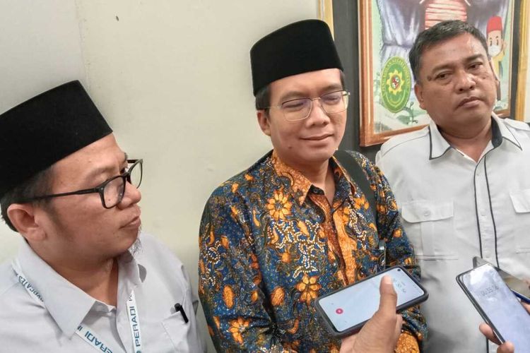 Wasekjen PBNU Nur Hidayat bersama tim kuasa hukum PBNU, saat hadir di Pengadilan Negeri (PN) Jombang, Jawa Timur, Senin (28/8/2023).