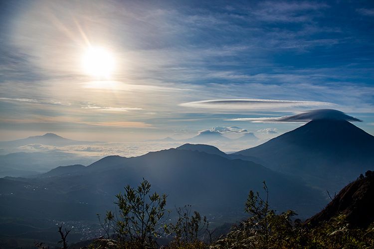 Barisan gunung-gunung di Jawa Tengah dilihat dari Puncak Gunung Pakuwaja.