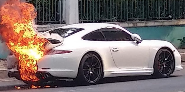 Mobil Porsche terbakar di kawasan Kelapa Gading