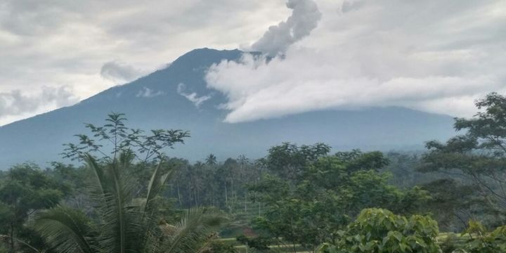 Gunung Agung terus mengeluarkan asap tebal seperti terliat pada Rabu (22/11/2017) pagi.