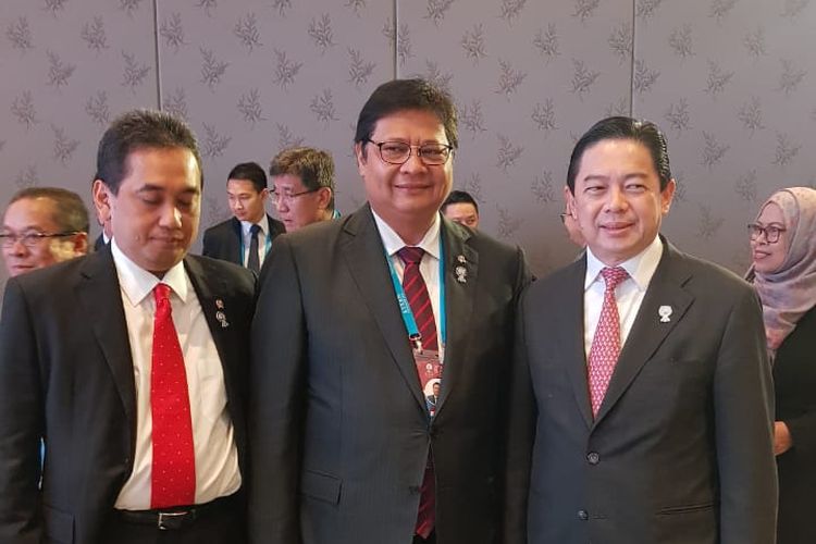 Menko Perekonomian, Airlangga Hartarto, memimpin Delegasi Indonesia pada pertemuan ASEAN Economic Community (AEC) Council atau Dewan Masyarakat Ekonomi ASEAN (MEA) di Bangkok, Thailand, Kamis (31/10/2019).