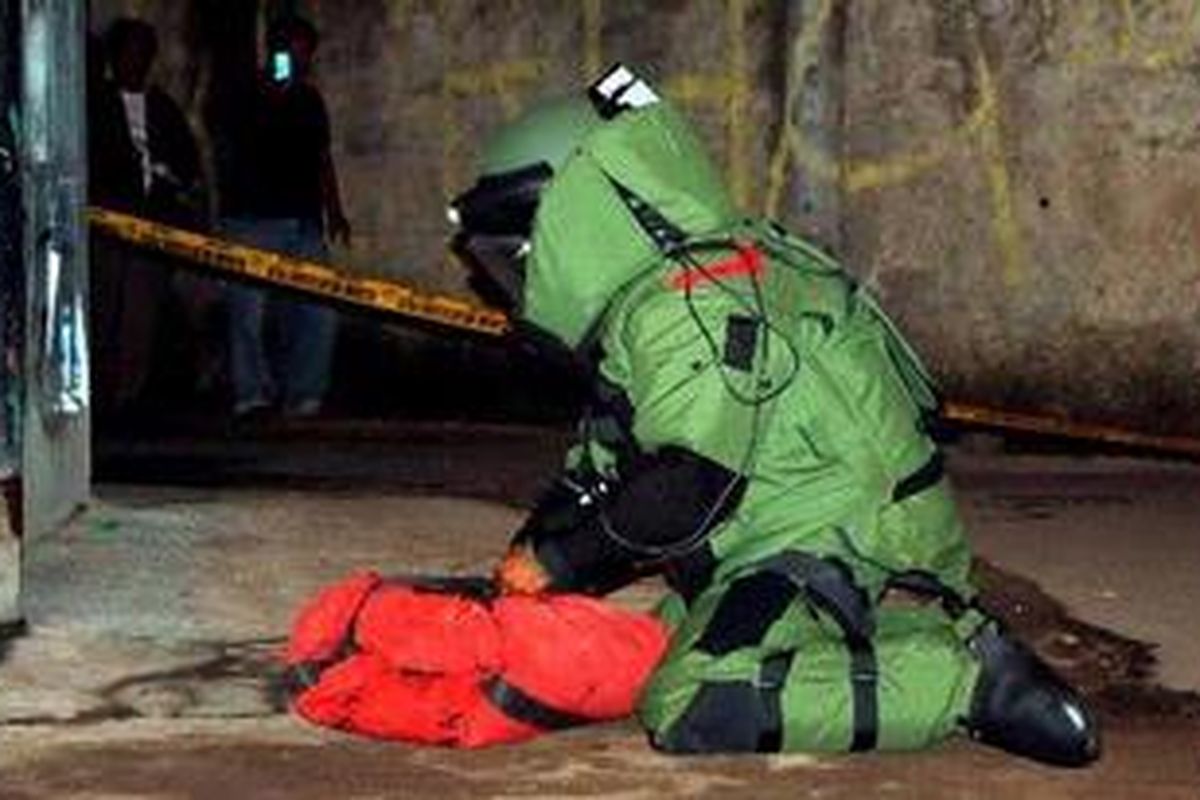 Anggota Gegana Brimob sedang menjinakan paket yang diduga berisikan bom di Gang Lontar, Lenteng Agung, Jakarta Selatan, Jumat (18/3/2011). Buku paket berisi buku berjudul Di Bawah Bendera Revolusi yang diletakan di pelataran Warteg Manja dipastikan bukan bom.