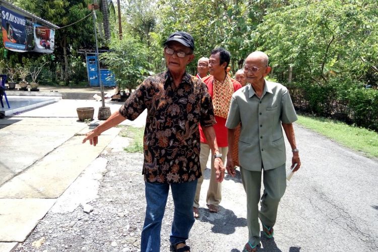 Soegiran Wongsotaroeno (80) atau dipanggil Mbah Wongso saat berjalan bersama  Songko Hardjosukoyo (99) adik kandung ayahnya yang masih hidup